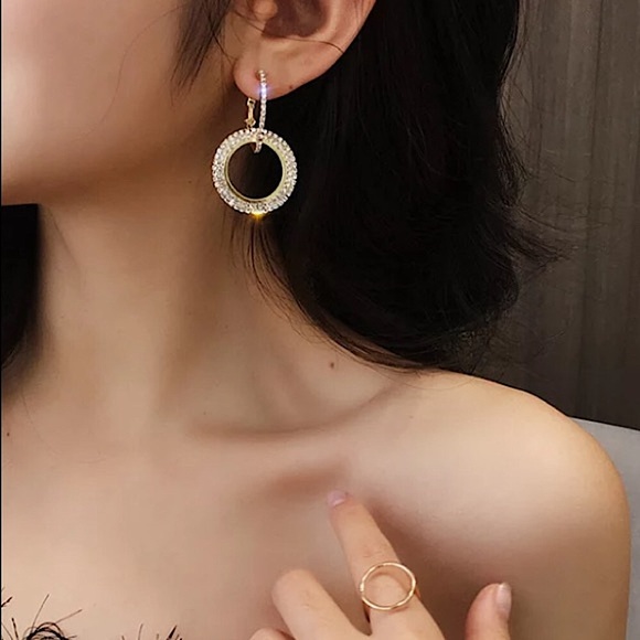 ⚜️[𝟯/$𝟮𝟴]⚜️Golden Crystal Circle Earrings NEW - Picture 2 of 8